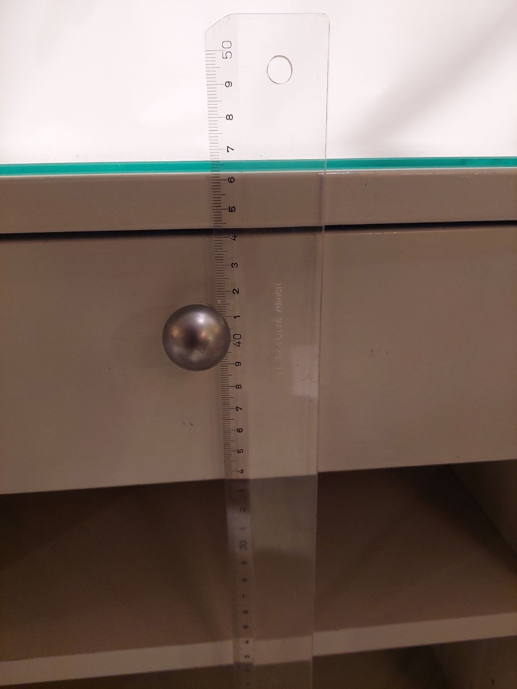 Comodini: kleines Möbel mit Schublade, verstellbares Tablar, Glas oben – Usato da Zürich venduto da Cortin 7